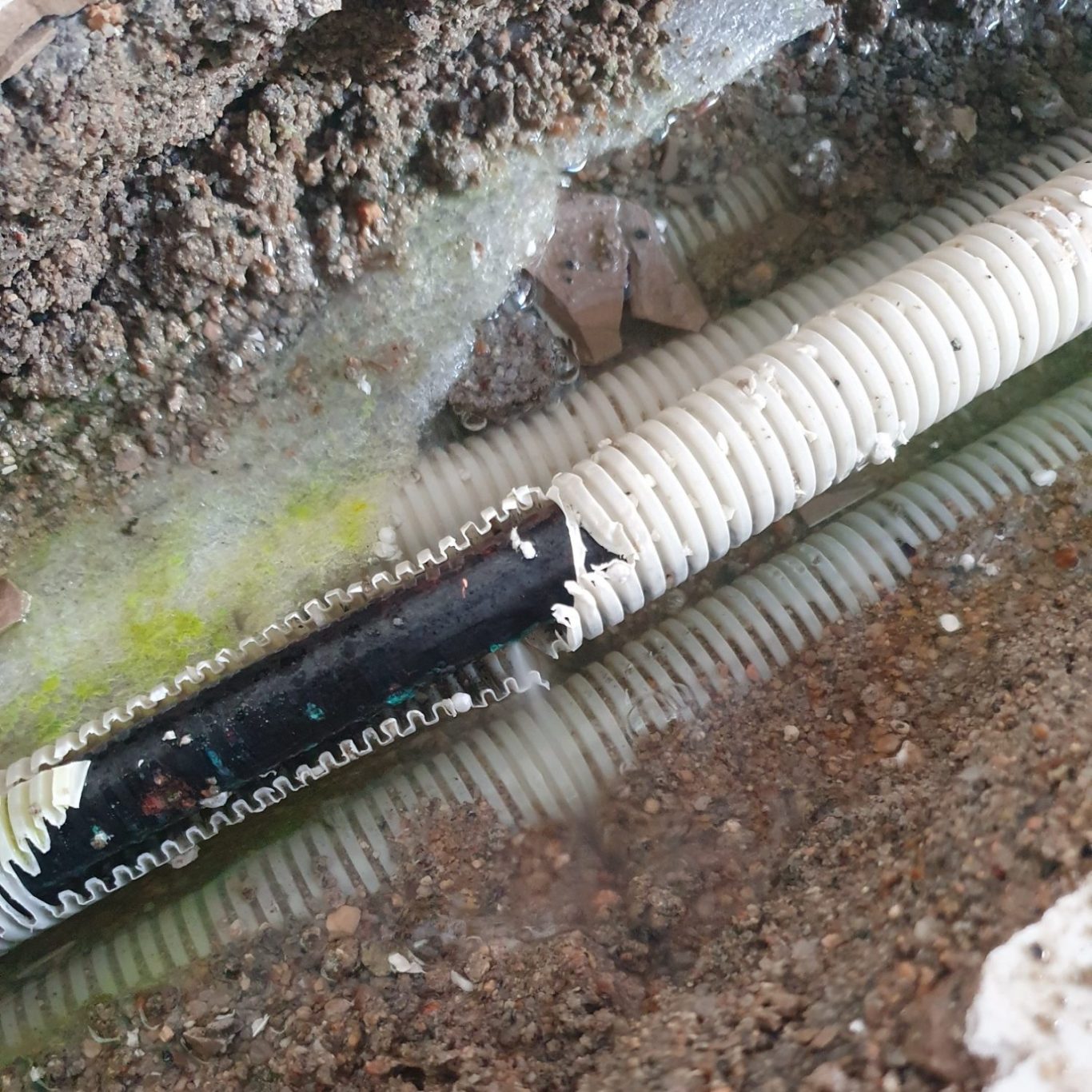 Cuivre percé sous une chape carrelée Voici l'exemple d'une fuite se trouvant sous la chape carreler d'un hôtel restaurant situé à Propriano.