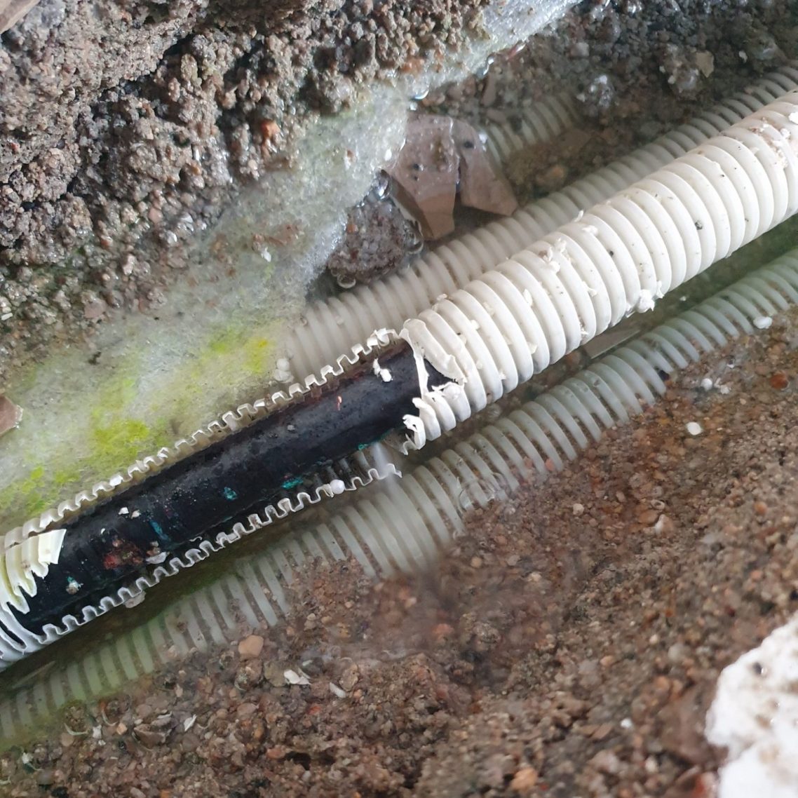 Cuivre percé sous une chape carrelée Voici l'exemple d'une fuite se trouvant sous la chape carreler d'un hôtel restaurant situé à Propriano.